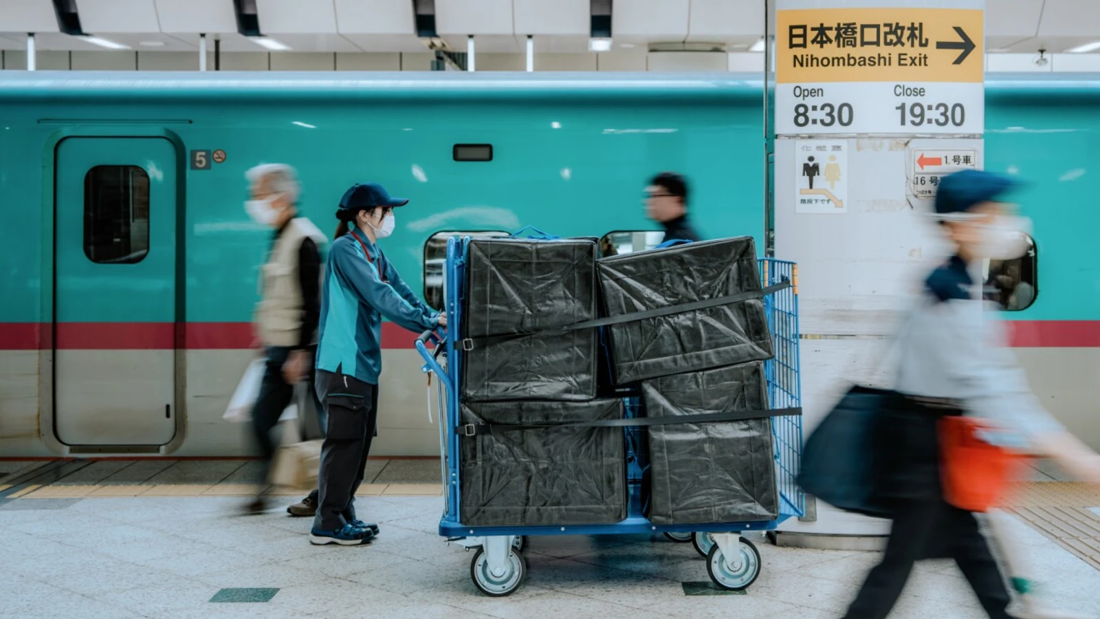 Amazon Japan puts packages on bullet trains - 200mph delivery and lower CO2