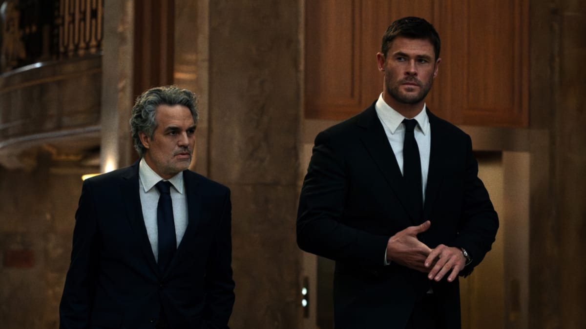 Chris Hemsworth's heist thriller debuts in theaters next month