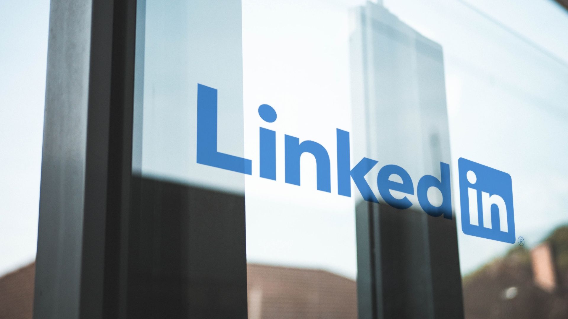 LinkedIn reports a record quarter in the advertising business